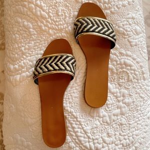 Flat natural sandal